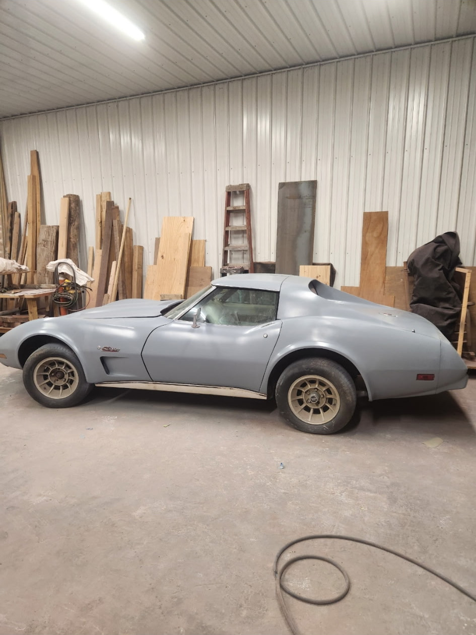 The 1976 Stingray in grey primer, side profile